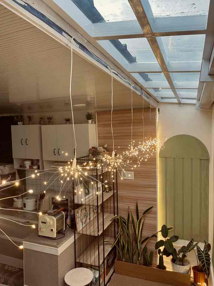 Hai tetangga, jelang lebaran kemarin aku coba-coba beli lampu hias Kembang Api. Eh kok jadi suka banget sama benda satu ini! Oiya, selain suka dengan lighting, aku juga suka banget dengan bunga anggrek. Untuk bunga aku lebih suka merangkai sendiri karena lebih bebas untuk memadukan warnanya. Selain itu aku juga suka sekalidengan partisi white gloss model arch, hexagonal backsplash, cover sofa dan lampu gantung yang ada di dapurku. Untuk semua benda-benda kesayangku ini, aku beli secara online loh! #partisi #bunga #lampuhias #lampugantung #kitchenset #sofa 