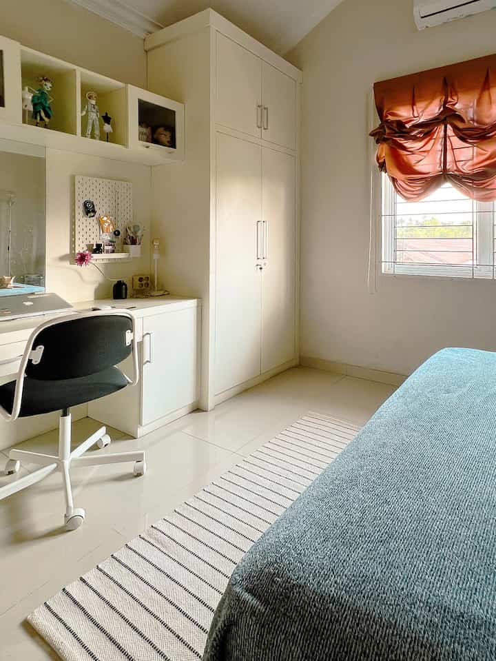 Kamar Anak Gadis.

Kamar anak gadis yang tidak terlalu girly.Koleksi benda benda kesayangan diletakkan di sebuah rak dan meja belajar yang sekaligus berfungsi sebagai meja rias.Di dalam kamar ada kamar mandi shower dan washtafel.

#Bedroom
#BedroomDecor
#KamarAnak
#DekorasiKamarAnak
#homeinspiration
#vintage