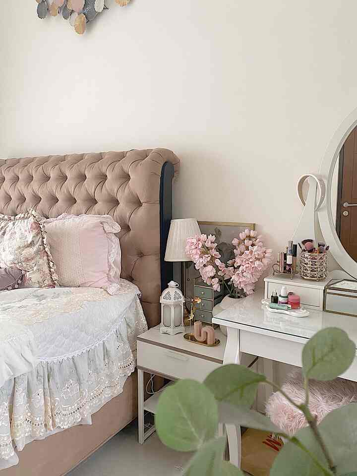 Aku tuh suka banget sama printilan dekorasi jadi side table dan meja rias aku dekor sesuai dengan selera aku. pas jadi wah ini girly vibes bgt ternyata untungnya suamiku mengiyakan saja tidak apa apa yang penting aku senang dan nyaman di master bedroom ini ☺️



#favoritecorner #sidetable #bedroomstyling #girlyvibes #homedecor #aesthetic #homelivingbylistya