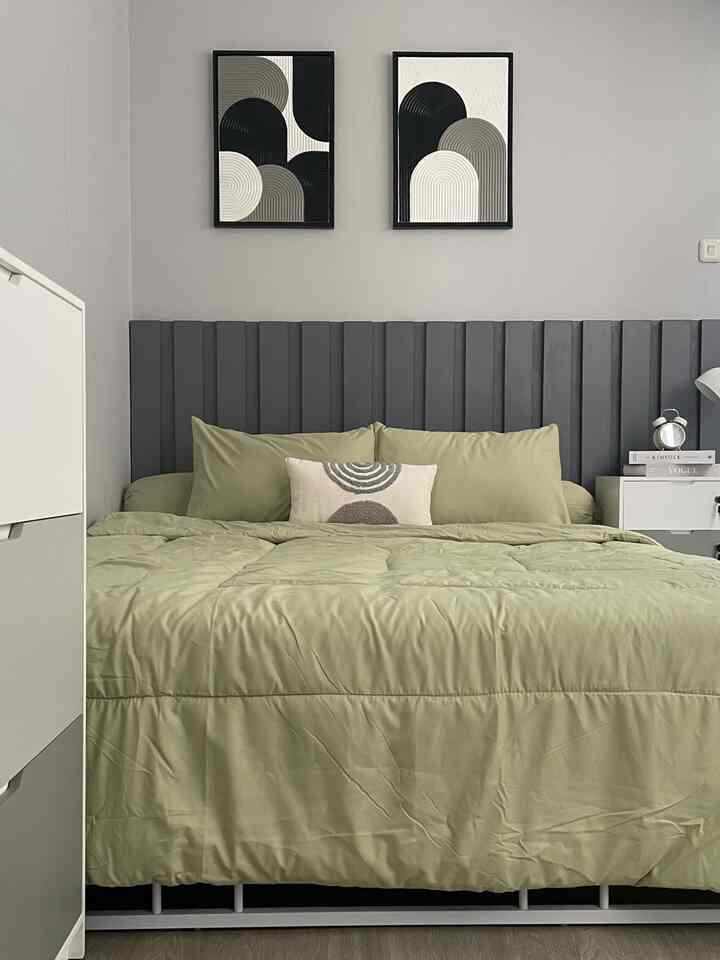 Tampilan bedroom dengan berbagai koleksi bed cover. Siapa yang suka gonta ganti bed cover juga? Sesimple ganti bed cover aja ternyata bisa mengubah mood kamar tidur yaa. Ga perlu repot ubah layout kamar bikin capek. Wishlistnya nanti masih pengen pasang vitrase, kayaknya bakal estetik gitu tertiup angin sepoy dari jendela kaca. 😍✨

#bedroomstyling #kamarminimalis #minimalisbedroom #japanscandistyle #kamarestetik #kamartidursederhana #kamartidurminimalis