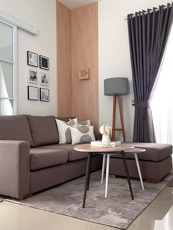 Living roomd dengan berbagai macam dekorasi dinding. Dari mulai wall frame, wall art, wall textured art, hinggal kaligrafi arab. Menurut kalian di antara semuanya mana yang paling cocok dengan living room casadelamoy? Komen yaa..

#livingroom #livingroomestetik #aestheticlivingroom #livingroomstyling #livingroomdecor #livingroomideas #livingroomminimalis