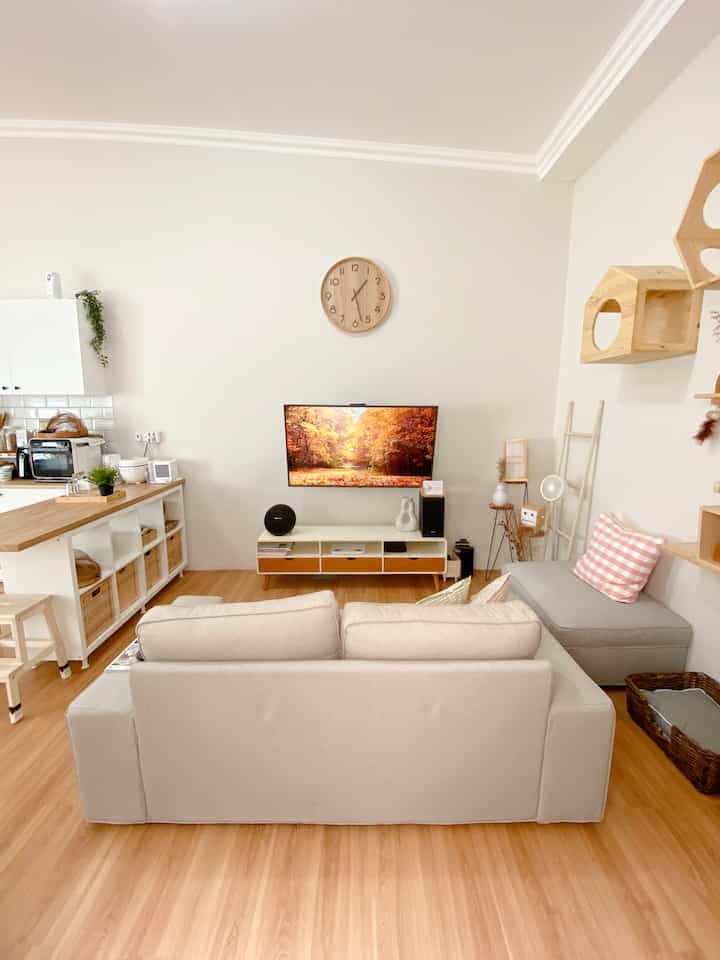 Ruang tv paling sering dipake soalnya sekalian makan dan nonton netflix🥰



#kylehome #ruangtv #livingroom #ruangsantai #japandi #rumahminimalis #rumahdeveloper