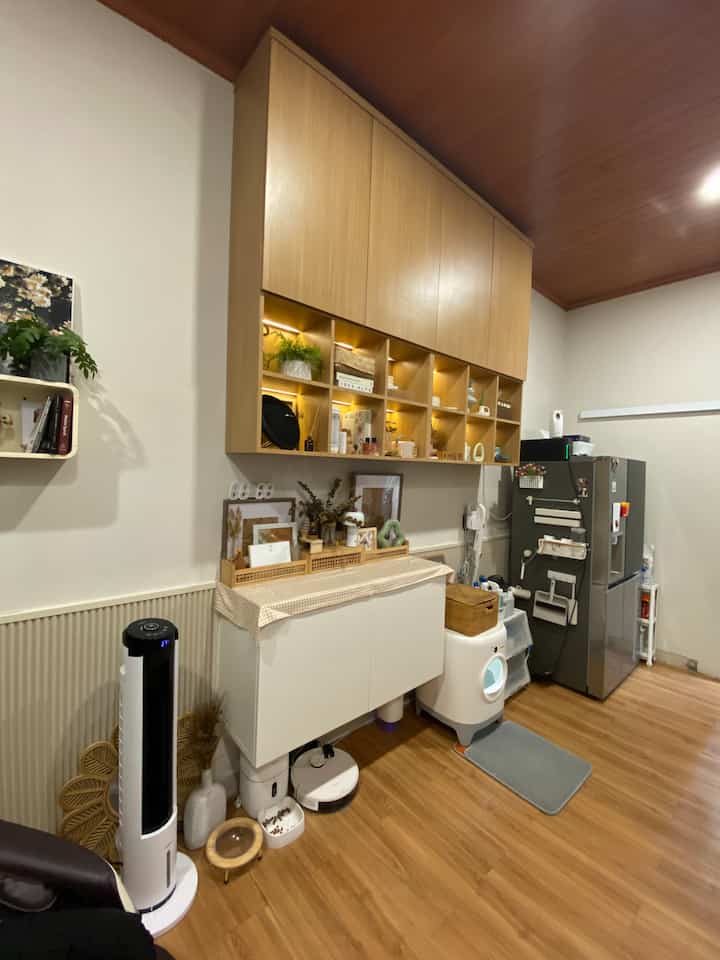 リビングエリアを多目的室に改装しました。猫が遊べる場所やマッサージ場所、物置き場もあります。


#タムルーム #hallway #storage #ruangpijat #rumahminimalis #japandi #homestagram