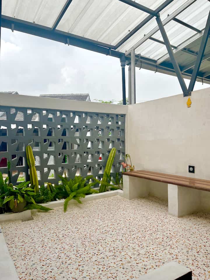 Nongkrong di rumah✨

Area luar rumah sekaligus tempat area nongkrong / nongki nih..

Berharap yg dateng kerumah itu ga ada yg merokok, tpi selalu ada aja yaa hihi alhasil di area luar di buat untuk area nongki gituu..
eh jadi seringnya kumpul di area luar ini di banding di dalem😅

Area ini di ciptakan masih dengan sentuhan white n wood nya yaa, biar terasa hangat dan fresh juga✨

Ada yg mau ikutan nongki disini juga ga?😆

#AreaSmooking #MiniGarden #Taman #AreaTaman #TempatSantai #AreaBermain 