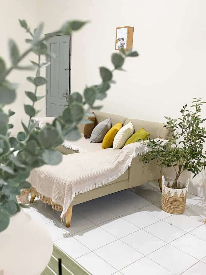 •Area foyer•

Ini adalah area meja foyer di rumah kami. Dengan nuansa minimalis fokus pada cermin kolonial, dipadukan dengan vas bunga, tray rotan, dan beberapa hiasan. 

#rumahminimalis #foyer #lebaran #minimalis #inspirasifoyer #rumahkecil 