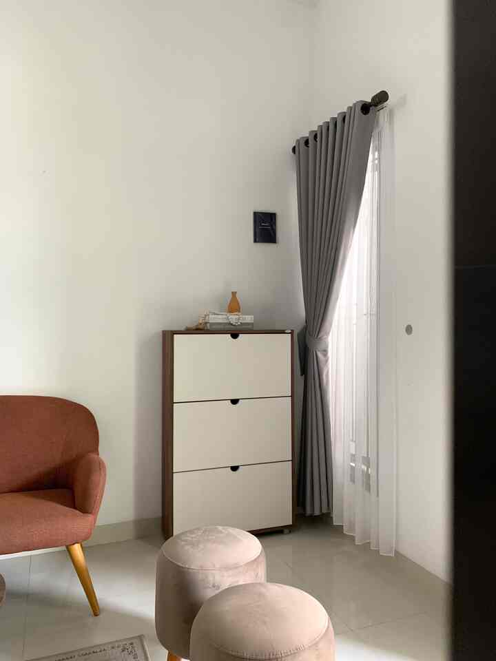 Dekor kabinet sepatu ✨

Ada 2 rak sepatu, rak sepatu metal di teras rumah untuk sepatu yang sering dipakai dan kabinet sepatu dalam rumah untuk yang jarang dipakai. Aku posisikan di dekat jendela utama dengan dekorasi simpel di atasnya.

#livingroom #homedecor #homestyling #kabinetsepatu #dekorkabinet #rumahminimalis