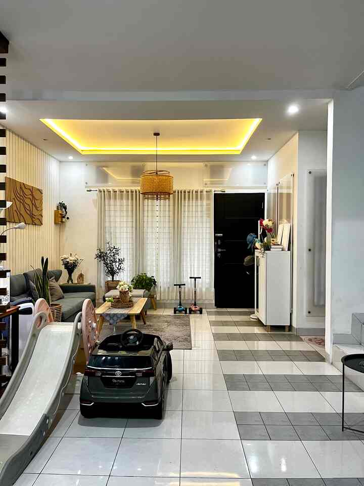 Area masuk dari pintu utama merupakan tempat ramah anak dimana disana sengaja kami kosongkan supaya anak-anak bisa bermain dengan leluasa. Rumah kami yg berkonsep open plan membuat anak-anak leluasa bermain di dalam rumah tanpa harus terbentur dinding antar ruangan. Kotak mainan yang dimasukkan ke lemari juga membuat ruangan kebih lega.

#KidsFriendlyHome
#RumahRamahAnak
#FamilyFriendlyDesign
#rumahopenplan
#rumahopenspace
#rumahmodernminimalis