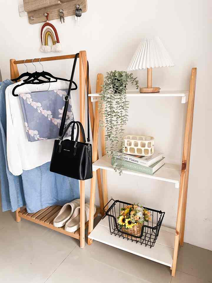 Kadang tuh suka bingung buat naruh baju yang baru dipake keluar. Mau masuk laundry bag masih keliatan bersih, tapi kalo masuk lemari juga udah ngerasa kotor 😅

Akhirnya aku taruh rak gantungan terbuka gini buat naruh baju-baju yang baru dipake 😁
Dikasih beberapa dekorasi jadi keliatan cakep juga

Semoga menginspirasi

#homeinspiration #dekorasirumah #rumahminimalis #rakterbuka #gantunganbaju #inspirasirumah