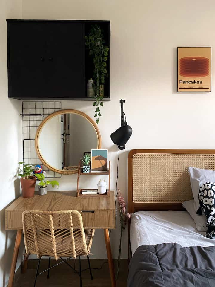 Meja di kamar ini merupakan meja multifungsi, bisa untuk skincare-an, bisa untuk make up-an, sekaligus untuk kerja. Aku memilih warna yang lebih calm untuk area ini agar menyatu dengan bagian kamar lainnya. Pemilihan kursiku juga sama seperti bagian kasur, yaitu menggunakan rotan. Hal ini agar tema di kamar lebih rustic dan tidak terlalu banyak material yang berbeda. #FamilyFriendlyDesign #kamartidur #bedroom #tipe36m2 #36m2 #tipe36
