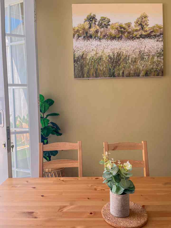 壁があまりに空っぽで地味に見えないよう、壁の側面に壁の装飾を施し、これを回避しました。
義理の両親が描いた絵は家の雰囲気によく溶け込んでいます。バリ島からの休暇後に夫が描いた絵が子供部屋のドアの横の壁に飾られています。また、フレーム内の多肉植物が気分をさらに変えてくれます。ユニークで装飾的。

#壁飾り
#ホームインスピレーション
#家の壁の装飾