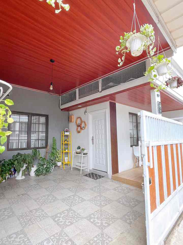 Carport ini berukuran 3,5m x 4,5m letak nya di depan kamar utama dan bersebelahan dengan teras mungil yang berukuran 1,5m x 3,5m 

Teras ini sengaja kami majukan ke depan agar ruang tamu lebih luas karena kami memiliki 2 toddler agar mereka bisa lebih leluasa bermain. 

#TerasMungil
#IdeTeras
#DesainTerasMungil
#Carport
#CarportTeras
#FasadRumah
#aesthetic
#InspirasiRumah