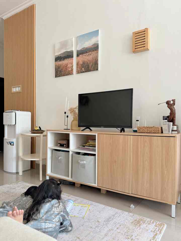 Mewujudkan rumah ramah anak salah satunya adalah menyediakan ruangan yg nyaman untuk mereka bertumbuh, bermain dan belajar. Karena disini belum ada space khusus untuk playroom, jadi sementara livingroom ini juga dikondisikan sebagai tempat bermain dan belajar anak. 

Barang-barang anak disimpan didalam credenza, supaya livingroom tetap rapi. Kami sengaja memilih credenza yang minimalis dan mudah diakses oleh anak juga memiliki ruang penyimpanan yg banyak.

#KidsFriendlyHome #RumahRamahAnak #FamilyFriendlyDesign 