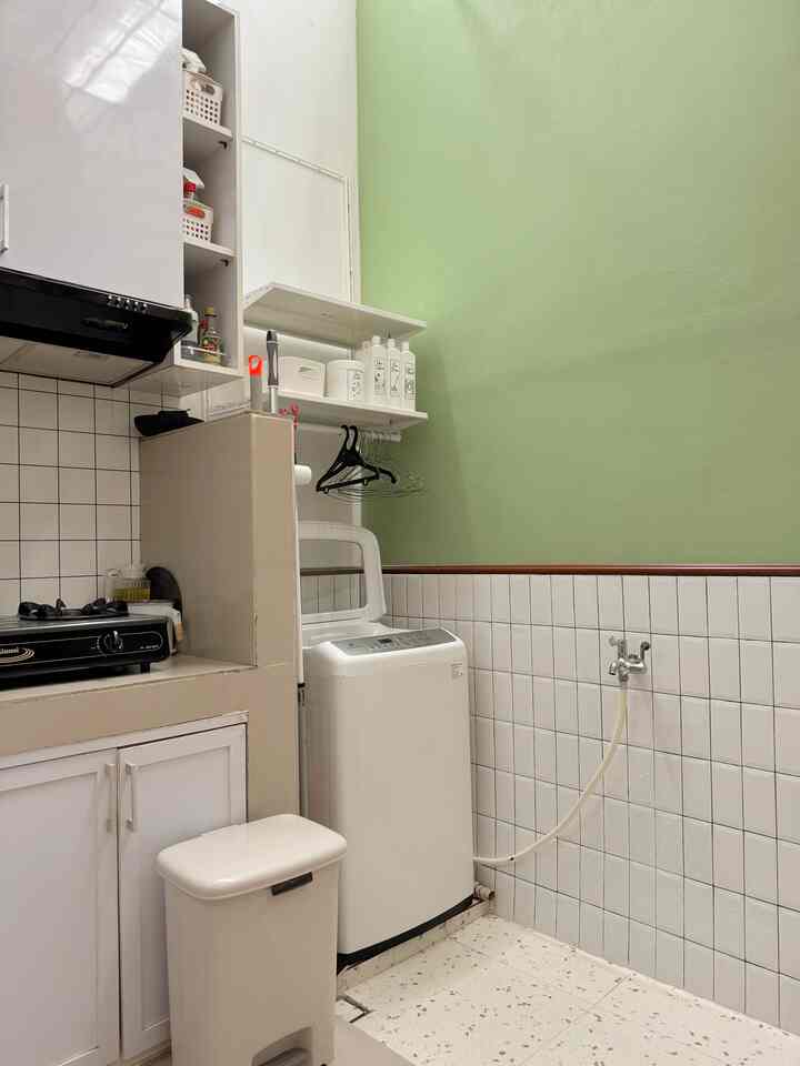 Laundry room mungil yang susah-susah gampang didekornya. Karena butuh tambahan space untuk botol-botol sabun, dan tempat hanger baju. Akhirnya kita putusin pake kabinet terbuka yang di bor ke dinding, space saving tapi sangat fungsional dan tetap bisa estetik.

#Laundryroom #laundryroomdesign #inspirasilaundryroom #laundryroomminimalis #laundryroommungil #dekorasiarealaundry #homedecor 