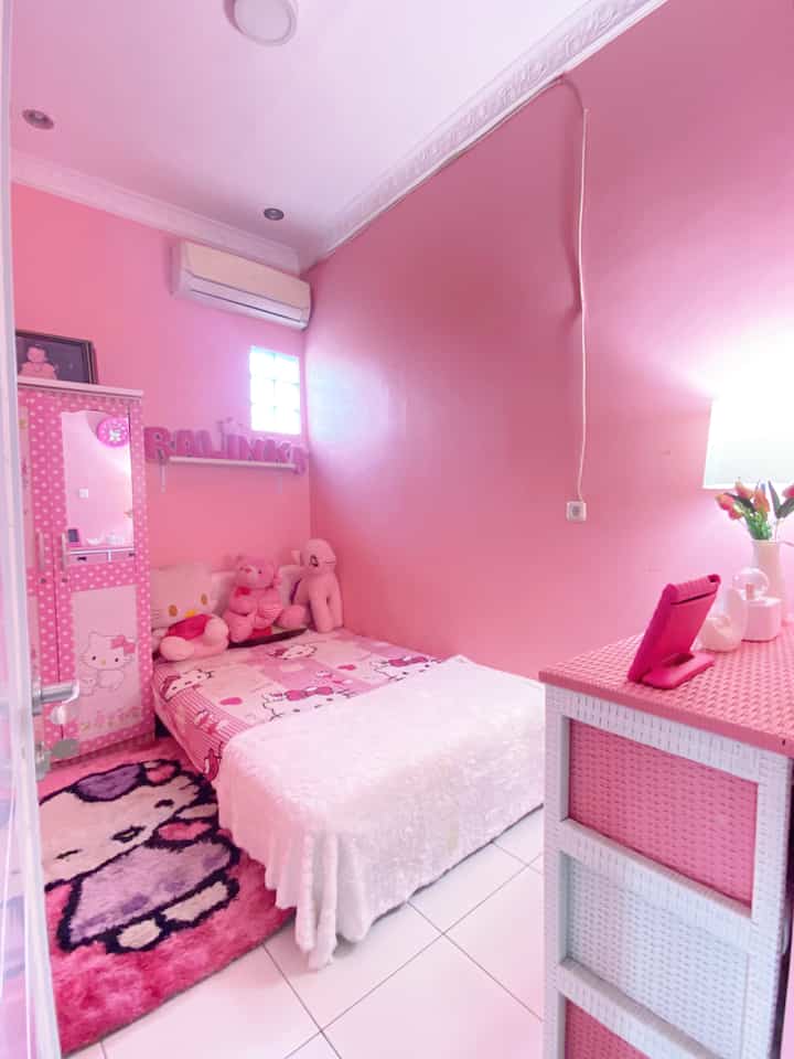 Kids friendly Home 

Memanfaatkan 1 ruangan yg hanya berukuran 2x2 di rumah ini untuk kamar anak yang juga sebagai area bermain anak. 
Satu-satunya ruangan yg berwarna pink di rumah ini. 
Mengingat ukuran ruangan yg sangat terbatas kami hanya menggunakan tempat tidur, lemari dan juga karpet lantai. Tidak banyak furniture yg kami gunakan. Tetapi kami menambahkan lemari susun dari rotan untuk meletakkan semua mainan di dalammya supaya terlihat rapi dengan laci tertutup. Dan mudah di rapihkam kembali jika sudah selesai bermain. 

#KidsFriendlyHome 
#Rumahramahanak
#FamilyFriendlyDesign
#Rumahdarabayu #rumahmungil #rumahsederhana #rumahdibekasi #kamaranak 
