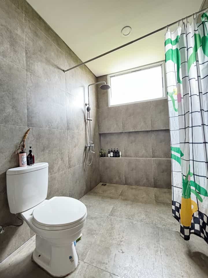 ルマ セフールのバスルームのテーマは、いくつかのポップなカラーを備えたインダストリアルなミニマリストで、バスタイムのルーティンがさらに楽しくなります🖤
#バスルームの装飾
#バスルームの装飾
#バスルームインスポ
#バスルームの美学
#ルマスフォー
#ボゴール
＃インスピレーション