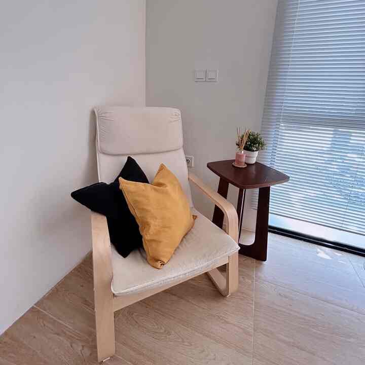 Memanfaatkan sudut ruangan yang kosong di area living room dengan menambahkan kursi  dan meja kecil untuk bersantai. Ini adalah salah satu spot favorit di rumah karena disini aku dan paksu bisa sambil bekerja (WFH) disudut ini, karena kursi nya nyaman banget.
#SudutSantai
#LivingRoom
#SudutRuanganKosong
#InspirasiLivingRoom
#RuanganLivingRoom
#TempatKerja