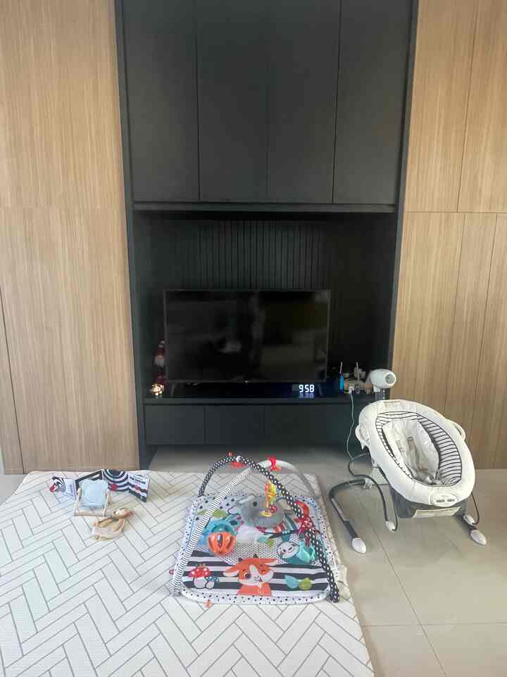 Setelah punya anak, ruang tamu mau gak mau disulap supaya ada play area buat baby. Supaya tetap estetik aku memilih playmat yg estetik supaya menyatu dengan living room. Sedangkan printilan lain aku pasrahkan warna warni utk menstimulasi baby.

#KidsFriendlyHone #RumahRamahAnak #FamilyFriendlyDesign