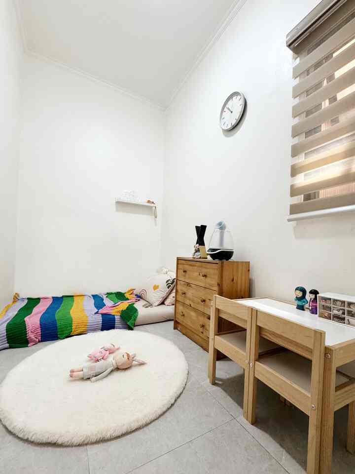 Pojok Bermain dan Belajar Anak 🎡

Ruangan ini selain berfungsi untuk kamar anak, biasanya menjadi pojok area bermain dan tempat belajar anak-anak.
Desainnya sangat simple dan minimalis, ada rak buat menyimpan mainan & buku, meja belajar, papan tulis dan karpet agar nyaman ketika bermain.

#KidsFriendlyHome
#RumahRamahAnak
#FamilyFriendlyDesign
#InspirasiPojokBermain
#TempatBelajarBermain