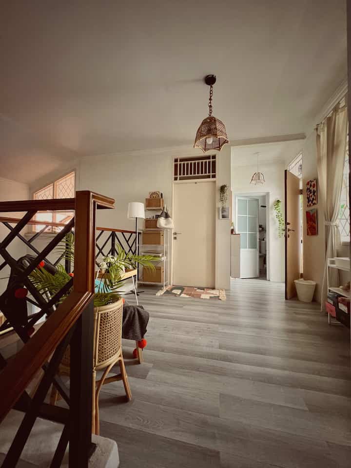 𝙍𝙐𝘼𝙉𝙂𝘼𝙉 𝘿𝙄 𝙇𝘼𝙉𝙏𝘼𝙄 𝘼𝙏𝘼𝙎
.
Well, there's something different in my house... what is it?? Namely this room on the top floor 😍, I designed this room in a slightly Korean style and arranged it neatly, the difference with the bottom floor is that, on the bottom floor I deliberately arranged it in a messy but pleasing way. Why? Because above this is my daughter's room, whose hobby is watching Korean dramas 🤣😂. I like that on the top floor, lots of sunlight comes in, because there are large windows here. Apart from my son's room, there are rooms on the top floor: a washing and drying room, a clean storage room and a bathroom. Apart from hunting at Ikea and Informa, there are also things I hunt from OlShop... how about that? Do you like this room on the top floor??
🥰🥰

#AestheticHome
#HomeAesthetic
#HomeStylingInspo #lantai2 #lantaiatas #ruangandilantaiatas #koreanstyle #koreanroom #koreanroomstyle #koreanstyle