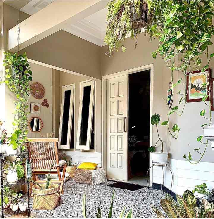 𝙃𝙖𝙞𝙞𝙞!! , 𝙩𝙖𝙝𝙪 𝙜𝙖𝙠 𝙨𝙞𝙝 𝙠𝙖𝙢𝙪𝙪𝙝 𝙠𝙖𝙡𝙤 𝙙𝙪𝙡𝙪 𝙩𝙚𝙧𝙖 𝙨𝙠𝙪 𝙥𝙚𝙧𝙣𝙖𝙝 𝙠𝙚𝙠 𝙜𝙞𝙣𝙞???
This is around the year 2020, during the pandemic, the pandemic victims are just having fun, and then they dare to take a look at the terrace of the house hahaha. This terrace is aesthetic and in photos it says Pinterest is great (before there was no Ohouse 😁). Alhamdulillah. Oh yes, this terrace tile is not original, but a custom tile sticker from Olshop, I stuck it myself. The downside is that it easily scratches furniture. The terrace wall was given WallFoam accessories, the weakness was that the cat scratched it, so it was torn, hahaha because I have a cat, so I don't recommend it for those of you who have cats... Swipe, friends... hopefully this will inspire beginners 🥰
.
#terrace #Terasrumah #terrace #aestheticterrace #tegel #Lantai #lantaiberanda #stickertegelcustom #terasputih #terasestetik