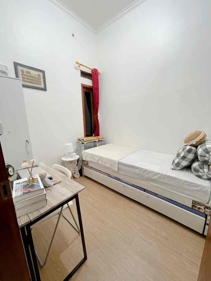 🛏️ Kamar Kedua alias Kamar Anak yang masih kosong.
Jadi sementara dipakai untuk ruang kerja Suami atau kamar Tamu. 
Kami dekor simple saja. Yang penting lengkap ada Kasur nya 😁

#KidsFriendlyHome #RumahRamahAnak #FamilyFriendlyDesign #scandinavian #japandi #kamarsimple #kamananak #kamarkedua #kamartamu 