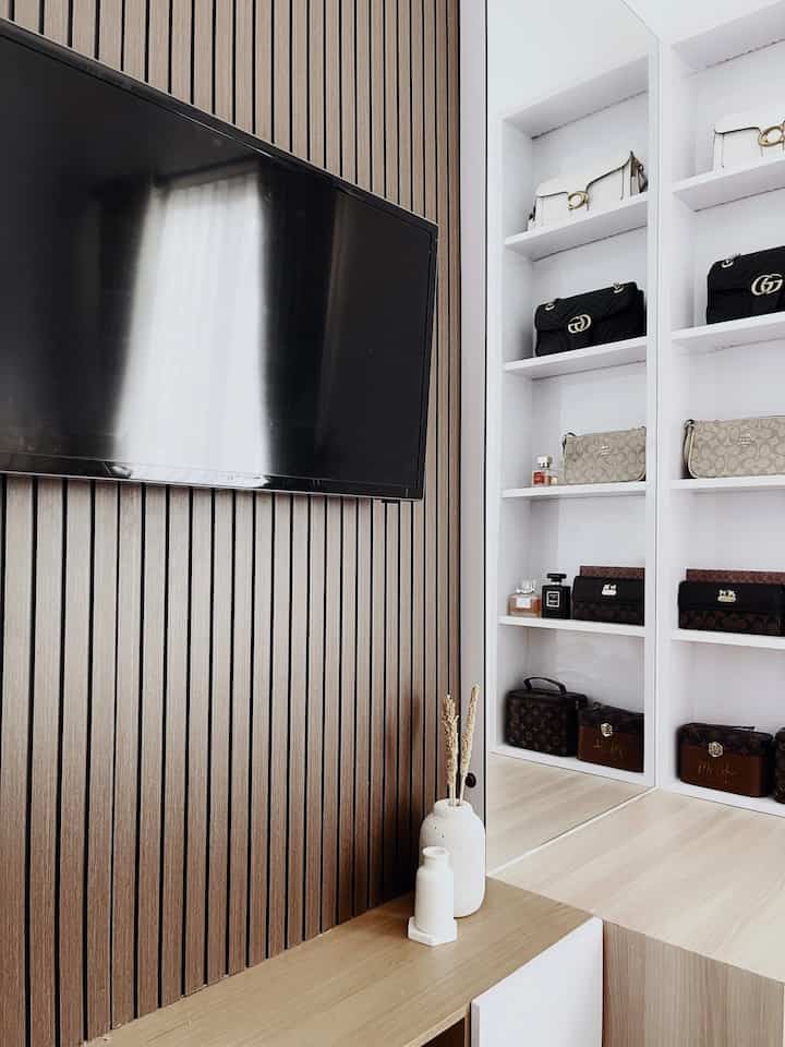 Backdrop TV Kamar
—
Backdrop tv yang ada di kamar ini kami custom dengan ukuran 230 x 186 cm. Tidak jauh berbeda dengan backdrop tv di living room, material yang kami pakai tetap sama yaitu memakai material Blockboard dan Multiplek dengan finishing HPL Taco. Kami juga memakai material woodpanel WPC berwarna gelap untuk mempercantik tampilan backdrop.

#BackdropTvKamar
#CustomBackdropTv
#DekorasiBackdropTv
#JapandiDesign
#interiorkamartidurutama 
#DesainInterior