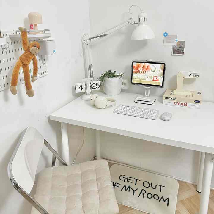 Mengganti layout meja belajar agar tidak bosan 🤭 dan mengurangi barang yang jarang digunakan membuat meja ini terlihat lebih lega😊

#desksetup #deskdecor #desktour #mejabelajar #ruangkerja #roomdecor #Dekorasiruangbelajar 