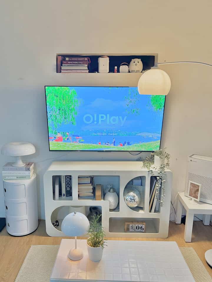 Mempunyai dekorasi rumah yang kebanyakan serba putih memang harus rajin rajin bersihin karena kotor sedikit saja langsung terlihat
Tapi dekorasi putih dan warna cerah atau apstel sangat cocok untuk rumah mungil ✨

#roomdecor #rumahmungil #ruangTv #minimalis #koreanvibes #rumahminimalis #homedecor