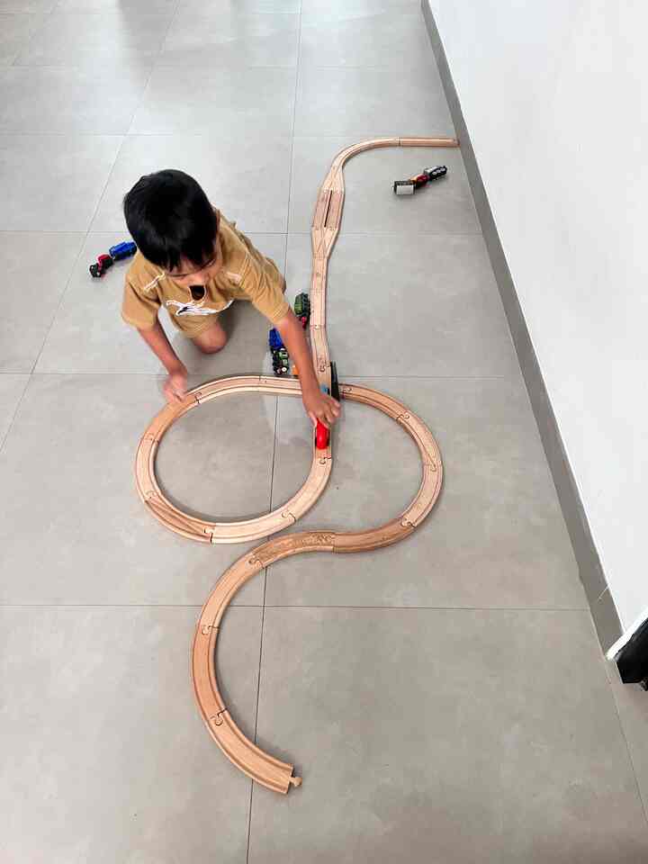 Salah satu tujuan kami merenovasi rumah adalah agar semakin luas dan anak-anak bisa bebas bermain didalam rumah. Oleh karena itu saya memilih rumah open space dimana antara ruang tamu dan dapur menyatu menjadi satu. Dan diantara dapur dan ruang tamu ada satu space yang kami biarkan kosong (area depan bawah tangga). Tujuannya memang untuk akses lewat leluasa sekaligus bisa dipakai anak untuk tempat bermain. Dengan adanya akses kosong tersebut, anak laki-lakiku yang sangat aktif bisa menghabiskan energinya dengan berlari, melompat, bermain mobil-mobilan sesuka dia. Tinggal keluarkan mainannya dan disusun sedemikian rupa. Ruang open space kami sangat memfasilitasi anak kami untuk bebas bermain. Sembari saya aktifitad didapur saya tetap bisa mengawasi dia bermain. Setelah bermain anak kembali membereskan mainannya. Jadi area tersebut jadi kosong dan bersih kembali.

#KidsFriendlyHome
#RumahRamahAnak
#FamilyFriendlyDesain
#scandinavian
#rumahdepok
#japandi
