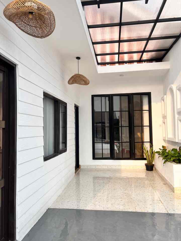Ini adalah area balkon bisa juga dikatakan rooftop dirumah kami. Terletak dilantai dua tepat didepan kamar utama dan kamar anak. Tujuan kami membuat area ini adalah karena konsep awal rumah kami adalah rumah tumbuh yang nantinya bisa kami lanjutkan pembangunan ruangannya setelah budget terkumpul lagi. Jadi kami bikin area atas terbuka namun sudah di dak. Area ini juga bisa dimanfaatkan untuk anak-anak bermain bola, jikala hujan anak-anak bahkan suka bermain mandi hujan disini. Suasana sore hari begitu cantik karena bisa melihat langit berubah warna menjadi senja.

Kedepan juga kami ingin meletakkan rumput sintetis dan beberapa beanbag untuk tempat bersantai disore dan malam hari bisa untuk tempat BBQ bersama keluarga dan mengundang teman-teman. Bahkan kadangkala juga terbersit ingin membuat green house untuk menanam sayuran hidroponik dan tabulampot. Hehe sungguh banyak kemauan kami semoga suatu saat bisa terwujud.

#balkon
#rooftop
#terasrumah
#inspirasibalkon
#scandinavian
#japandi
#rumhdepok
#depok