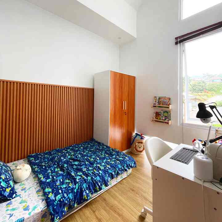 Saat ini masih belajar menciptakan kamar atau ruang ramah anak. Kebetulan dirumah ini masih memiliki satu anak usia 6 tahun yg lagi proses belajar tidur sendiri.
Membuatnya betah dikamar dengan memberikan ruang sesuai dgn umurnya dgn warna warni agar terlihat ceria terus.
Diruang ini, bisa mengexplore hal-hal yg diinginkannya, bermain sesuka hati bersama mainan-mainan kesayangannya, utk itu disediakan storage yg cukup utk menaruh semua mainannya.
Selain itu, biar lebih nyaman ketika menulis atau menggambar disediakan meja belajar dan kursi yg cocok bgt buat anak-anak.
Selain itu utk memberikan minat baca pada anak, disediakan beberapa buku yg ditaruh pada ambalan yg ada didinding.
#KidsFriendlyHome
#RumahRamahAnak
#FamilyFriendlyDesign
#KamarAnak
#ChildreenBedRoom
#WarnaWarniKamarAnak