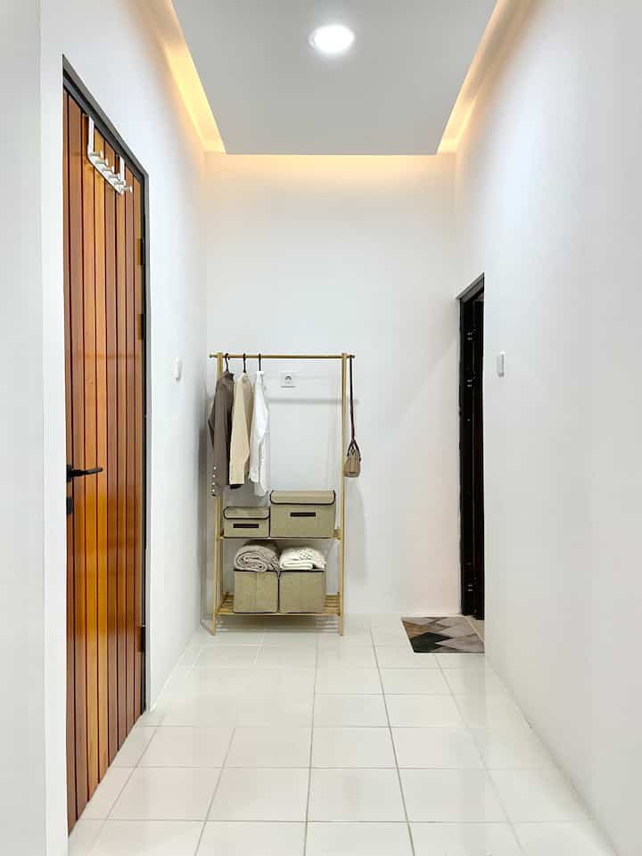 ￼Inilah rak pakaian yang ada di master bedroom, letaknya tepat di depan pintu kamar mandi. Seluruh pakaian disimpan di dalam storage box yang disusun diatas rak yang materialnya terbuat dari wood. Designya yang simple membuat kamar ini terasa lebih luas dan tetap nyaman dengan penambahan lampu plafon yang mempercantik ruangan. 

#iderakpakaian
#rakpakaianminimalis
#storagebox
#storageideas
#rakgantung
#dekorasilemaripakaian
#inspirasirakpakaian 