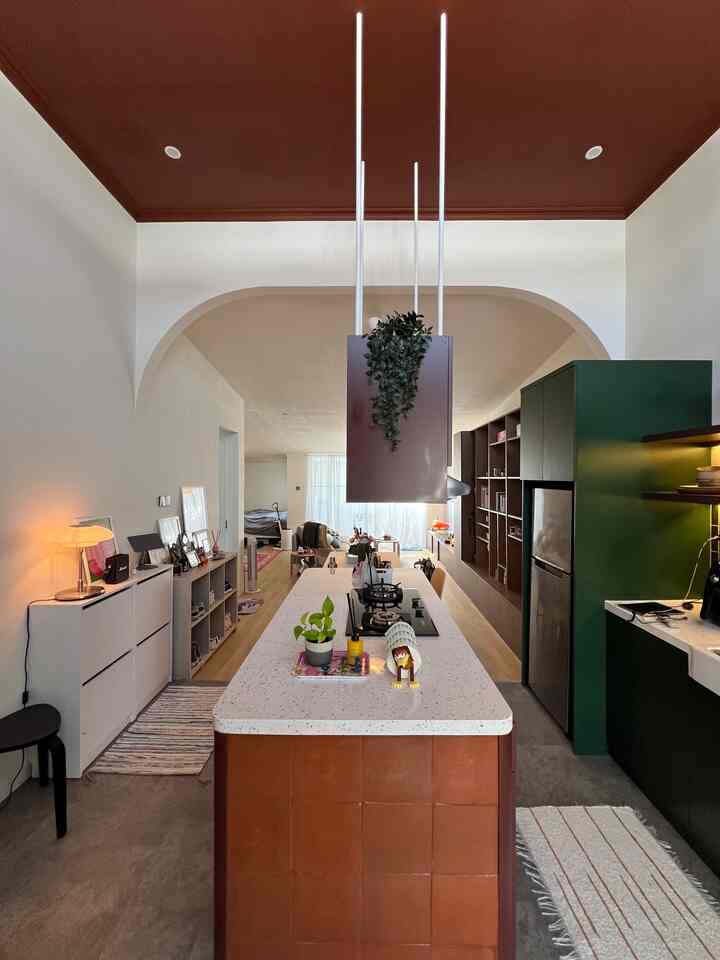 Pencahayaan alami dipadukan dengan lampu hangat #KitchenIdeas #KitchenDecorations #NaturalLighting #WarmLighting #KitchenDecorIdeas