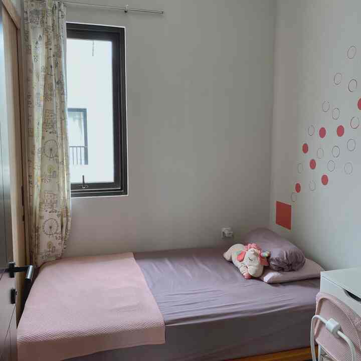 Mewujudkan rumah ramah anak memang butuh proses. Salah satu caranya adalah dengan menyiapkan kamar tidur anak yg terpisah dengan orang tua. Anak diajarkan sejak dini (ini tergantung dari kesiapan anak dan kebijakan orang tua masing2) untuk tidur terpisah dan bertanggung jawab terhadap kebersihan dan kerapihan kamar.
Tentunya sebelum anak betul2 tidur sendiri, orang tua harus memastikan segi keamanan kamar anak tersebut.
Mulai dari pemilihan furniture dengan ukuran yg sesuai untuk usia anak.
Dalam menata kamar anak pertama kami, furniture yg kami pilih semuanya berukuran kecil sesuai dengan jangkauan anak. Seperti dipan yg memiliki ketinggian hanya 15cm dari lantai, kursi dan meja belajar mini. Dengan demikian, kamar anakpun relatif aman dan nyaman 💕

#kidsfriendlyhome
#rumahramahanak
#familyfriendlydesign
#kamaranakminimalis