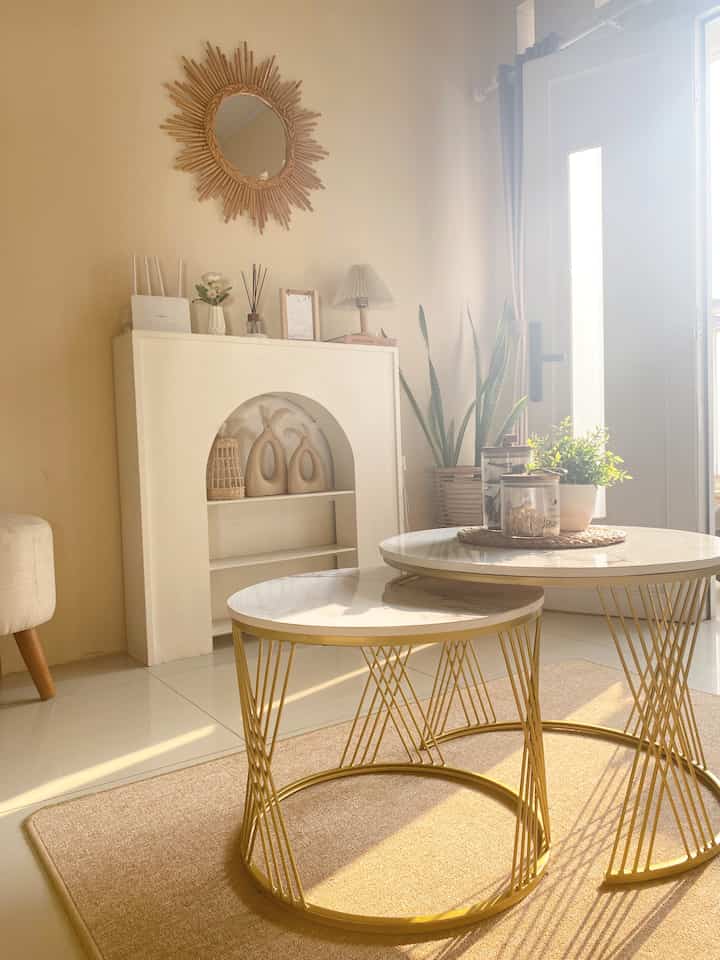 Saya suka ketika cahaya alami ini masuk ke dalam rumah ✨
Selain cukup penting untuk estetika rumah, juga bermanfaat bagi penghuninya. Karena panas matahari bisa membunuh virus dan bakteri yang ada di dalam rumah, juga bisa menghilangkan jamur yang ada di dinding rumah akibat suhu ruangan yang lembap lho 🫶🏻

#cahayaalami #naturallighting #rumahdengancahayaalami #rumahmungil #ruangtamu #rumahsederhana #rumahdarabayu #sinarmatahari

