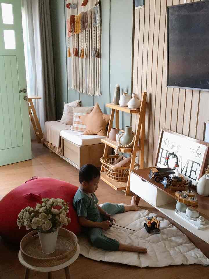 Ruang Tamu Ramah Anak
Untuk membuat Ruangan Ramah anak, qami sengaja menggunakan furniture ruang tamu ini yg aman n multifungsi buat anak kami bermain, Tips menciptakan ruang Tamu Ramah Anak :

* Furniture yg aman anak, meja tamu bulat
*Meja tv multifungsi bisa pajang mainan anak juga
*Kasih Bean Bag biar bermain lebih santai
*Pasang Karpet karakter
Tidak memajang perintilan yg berat, tajam n sebagainya yg bsa mmbahayakan anak saat bermain.

Semoga menginspirasi ya...

#KidsFriendlyHome
#RuamahRamahAnak
#FamilyFriendyDesign #beanbag #karpet #rumahminimalis #japandistyle #homedekor