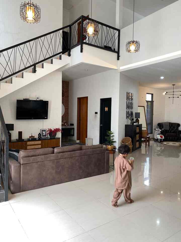 RUMAH RAMAH ANAK

Rumah_dingdong mengusung konsep open space salah satu pertimbangannya agar anak anak kami yang masih kecil leluasa bergerak dan bermain di tengah rumah. Jadi sengaja dibuat tanpa sekat, sehingga ruangan terasa luas dan tidak pengap. Agar tetap terlihat rapi, dsini tidak banyak furniture yang diletakkan


#KidsFriendlyHome #RumahRamahAnak #FamilyFriendlyDesign #rumahminimalis #industrialminimalis #inspirasiruangtamu


