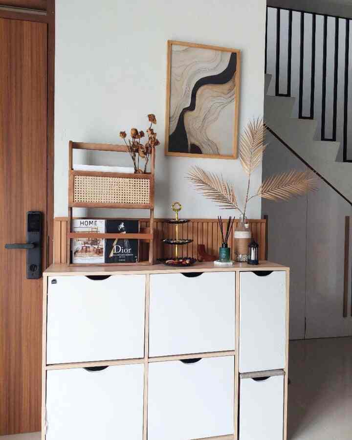 Halo temen" ohouse kali ini aku mau bagi tips mendekorasi area foyer. Area kecil ini bukan hanya sekedar dekorasi tp harus fungsional. Tp sebisa mungkin harus tetep rapi. Betikut styling aku untuk area foyer.
Simpan rak sepatu yg udh include kabinet & kursi untuk mempermudah lepas pasang sepatu.
Selain itu bagian atas rak sepatu bisa disimpan beberapa perintilan dekorasi. Aku simpan rak buku kayu rotan, vas, & reed diffuser. 

Untuk area dinding aku tambahkan woodpanel & wall art.. 

Semoga bisa menginspirasi temen" yg ingin dekorasi area foyer..

#foyer #foyerstyling #livingroom #rumahwisa #inspirasirumah 