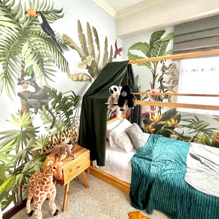 Welcome to kids Room "
karena bagian ini adalah ruangan yang paling kids
friendly, sebisa mungkin barang barang di dalamnya
colorful dan aman buat anak. seperti memberikan
karpet, rak buku yang diletakan dibawah, dan
beberapa boneka **
#kidsfriendlvhome #rumahramahanak
#familyfriendlydesign #idekamaranak