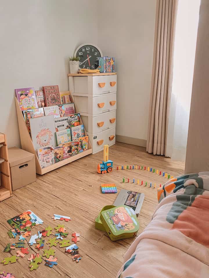 Kid’s Friendly Home
—
karena kamar anak di rumah bawaan developer ini berukuran 3x3 m, maka untuk memaksimalkan space dimana kamar ini akan digunakan untuk kedua anak kami, kami pun memilih untuk menggunakan “bunk bed” yang memiliki banyak storage
—
karena menggunakan bunk bed, maka masih ada space untuk area bermain anak di kamar, untuk tempat mainan dan buku favorite anak-anak kami manfaatkan storage yang ada pada bunk bed, selain untuk penyimpanan yang membuat mainan dan buku rapi, sekaligus dapat jadi dekorasi, dan kamar pun terlihat aesthetic
—
untuk lemari pakaian kami menggunakan lemari susun, dan untuk buku juga peralatan sekolah lainnya kami menggunakan rak serbaguna yang sekaligus kami manfaatkan sebagai meja TV di kamar anak ini
—
meskipun di ruangan berukuran 3x3 m, karena penggunaan bunk bed yang memiliki banyak storage, sehingga kamar anak terasa cukup luas, terlihat rapi, dan juga aesthetic
—
#KidsFriendlyHome
#RumahRamahAnak
#FamilyFriendlyDesign
#KamarTidurAnak
#InspirasiKamarAnak
#KidsBedroom