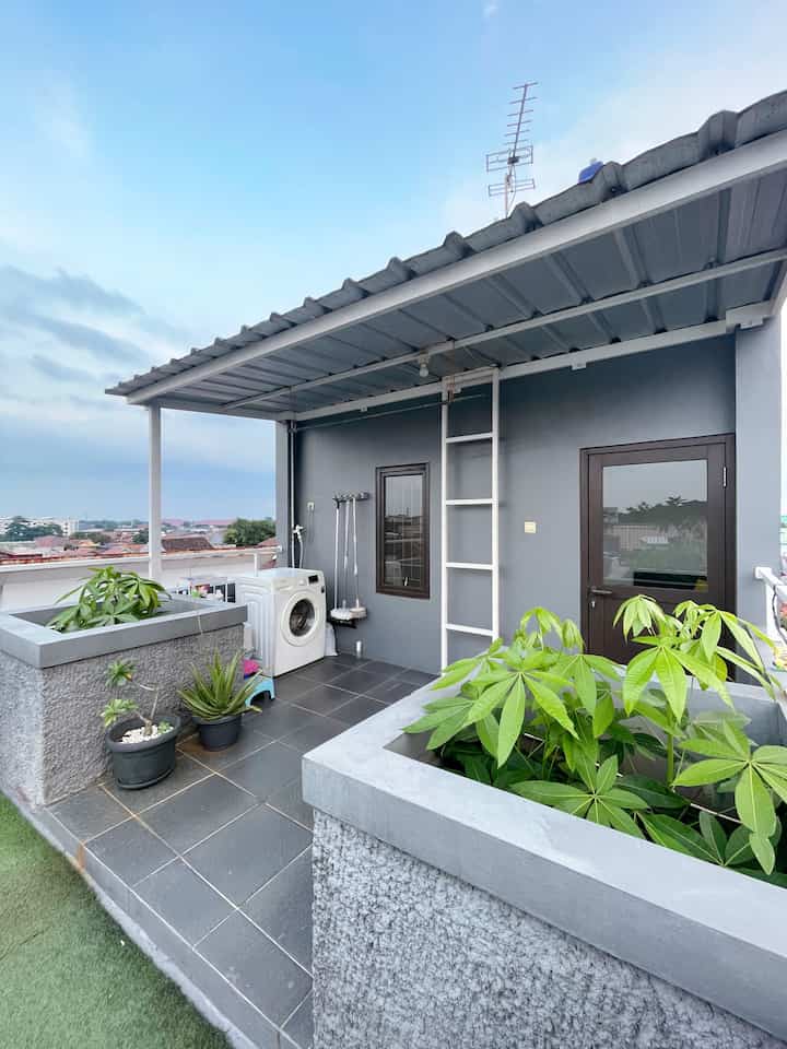 Laundry Room✨

Nyuci with a view ??
bisa bangett 🥰😁

Laundy room ini terletak di rooftop lt. 3 rumah kami. Walaupun berjibeku dengan cucian yang ga ada abisnya. Tapi sejauh mata memandang pemandangan dari sini dapat menyejukan mata. Karena ini diruang terbuka, jadi sangat bagus untuk menjemur pakaian terkena sinar matahari dan angin sepoy sepoy😬

#LaundryRoom
#InspirasiLaundryRoom
#IdeLaundryRoom
#Rooftop
#Minimalis
#RumahMinimalis
#50m2
