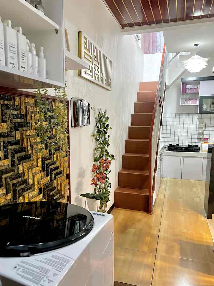 Tangga Mini….

Tangga mini ini berada disebelah dapur dan menujunke lantai 2 rumah ini. Kenapa tangga mini? Karena panjangnya hanya 60cm, termasuk mini apabila dibanding tangga pada umum nya.

Tangga mini ini menggunakan keramik warna coklat, yang senada dengan  warna plafon.
Semoga menginspirasi. 

#stairs #tangga #tanggarumah #laundryroom #dapurmodern #dapurmini #makeover