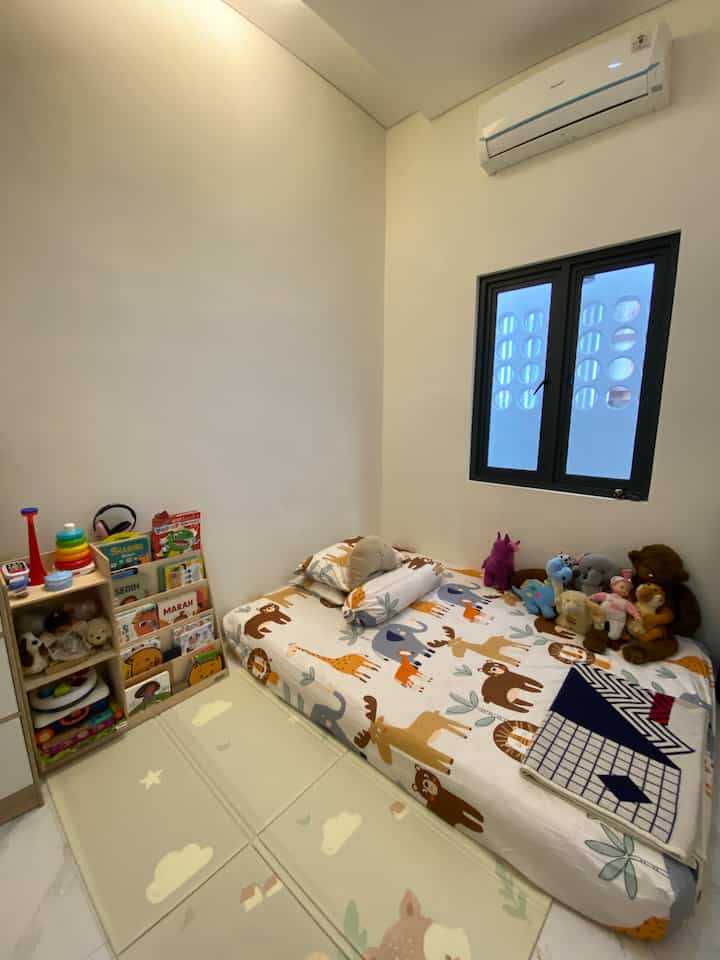 Kamar anak sebenarnya masih begini2 aja nih tetangga 😁 belum ada dekorasi, tapi memang dibuat satu tema dengan rumah. Kami memilih warna2 yang tetap menyenangkan tapi tetap senada. 

Kedepannya kamari ini akan banhak di rombak. Salah satu alasannya karena mengikuti perkembangan dan kebutuhan anak. Doakan yaa tetangga Online 🙏🏼✨

#KidsFriendlyHome
#RumahRamahAnak
#FamilyFriendlyDesign
#japandi
#kamaranak
#kids
#griyanagari