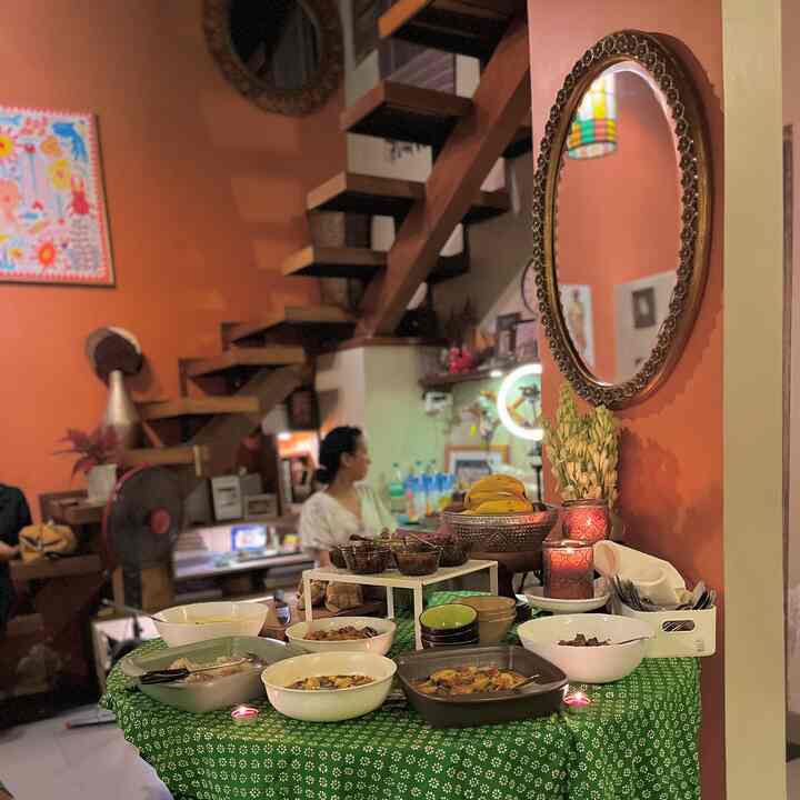 Gamon sama dekor lebaran!!😭🕌🌙✨

Lebaran kali ini kami engga mudik, mama ingin kami pulang mendekati event keluarga besar di kota asal, dan jadilah annual friends open house digelar di houseofcitta 🏡

Kecintaan akan masakan lebaran yang harus komplit plus keharusan penampilan meja yang prima membuat proses menyiapkan jamuan sama seru nya dengan menjamu teman dan sahabat karib yang sudah lama tidak berjumpa. Bertukar kabar sambil nyemil opor ayam dan sambel goreng andalan adalah menu wajib setelah bermaaf maaf-an 🍛🌙✨

Piring saji dan mangkok condiments sengaja dipilih warna netral tak bermotif karena alas meja makan sudah meriah berwarna hijau cerah 🍽️💚

#annualopenhouse
#lebarandihouseofcitta
#friendgathering
#dekorasiidulfitri
#jamuanlebaran
#dekorasilebaran
#dekorramadan