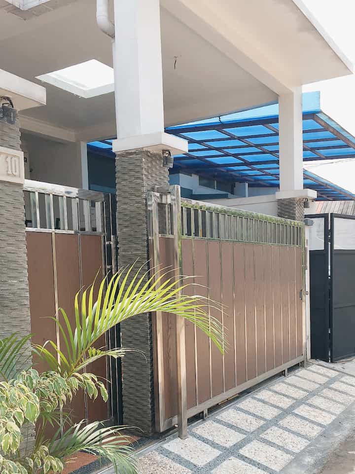 Fasad Rumah & Sekitar nya
LT 72m2 LB 60m2

Tidak Lah Luas, Tidaklah Mewah... yg penting rapih bersih....dan Supaya look nya Natural Asri n estetik, kami pasang batu sikat utk garasi n depan pagar, serta batu alam pada pilar pagar rumah, minim perawatan walau ribet di awal saat pemasangan.

Semoga Menginspirasi ya

#Fasad #PagarRuamah #HomeDekor #MinimalisHome #NaturalLook #BatuAlam #BatuSikat #eksteriorinspo