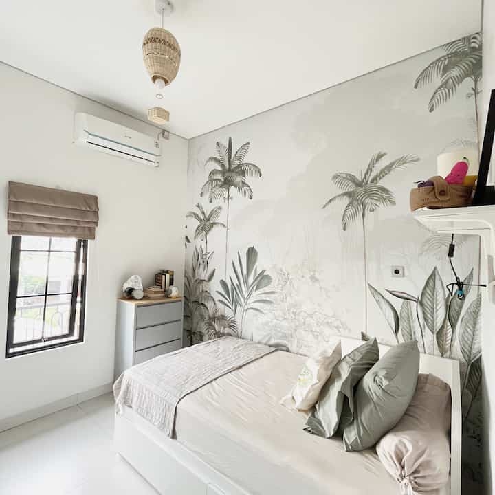 BEDROOM size 3x3 meter

Untuk kamar ini karena ukurannya pun tidak besar kami memberikan sentuhan wallpaper pada satu bidang dinding.

Untuk furniture nya pun kami pilih sesuai dengan tema kamar ini, tidak terlalu banyak barang agar terlihat luas. 

#KidsFriendlyHome
#RumahRamahAnak
#FamilyFriendlyDesign
#kamarbermain 
#kamaranak
#kidsbedroom
#idekamaranak