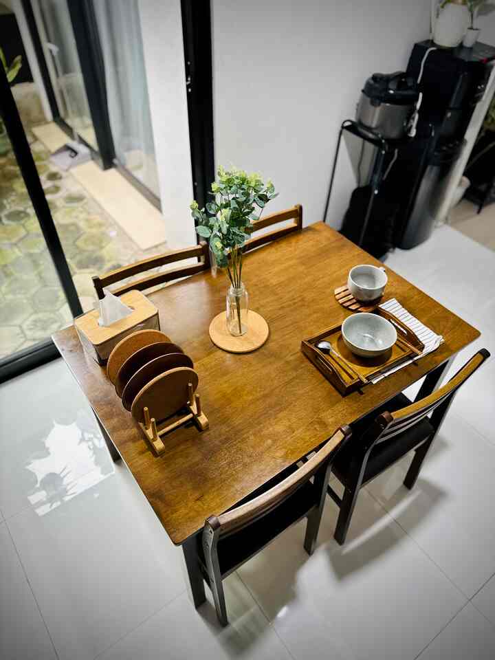 Ruang favorit kami selalu menjadi pusat perhatian dalam proses dekorasi rumah. Karena ruangan ini tidak hanya untuk memasak, makan, namun juga menjadi tempat bekerja dan berkumpul bersama keluarga.

#RumahCluster
#RumahDeveloper
#DecorMinimalist
#DecorLowBudget
#DiningRoomIndustrial
