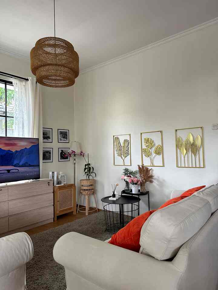 Ruang tamu plus berfungsi ruang keluarga. Karena tamu kami anggap juga keluarga. Hampir keseluruhan furnitur kami beli dari Ikea dan Informa. Dan printilan dekorasi kami beli di marketplace Shopee. 😍


#scandinavianstyle
#homesdesign
#homeideas
#livingroomdesign
#sofaideas



#livingroom
#ideaslivingroom
#sofaideas
#walldecor