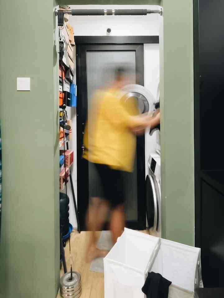 Memanfaatkan space kecil di antara kamar mandi tamu dan dapur untuk laundry room. Karena terbatasnya ruangan, mesin cuci dan dryer ditumpuk menggunakan meja besi custom. #laundryroom #inspirasilaundryroom #ruanglaundry #dekorasiruanglaundry #decorinspiration #decorinspo #decorideas #smallhouse #livealone 