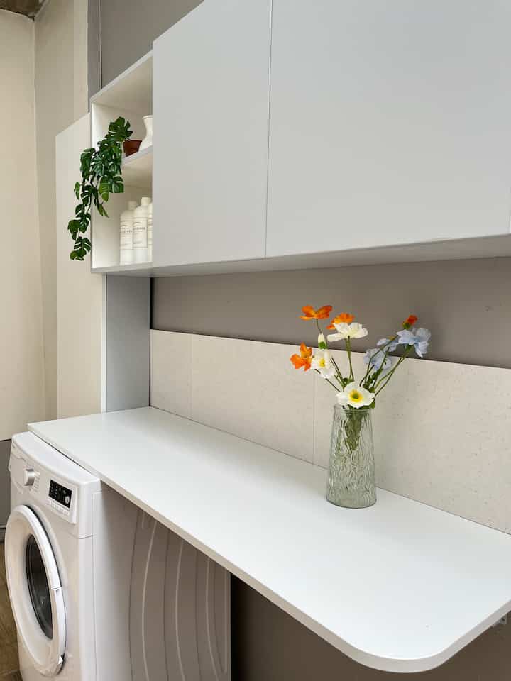 Laundry area yang jarang banget tayang tapi area paling ricuh setiap hari karena harus nyuci baju tiap hari. 
Dekorasi pda area ini kami buat seminimalis mungkin, dengan warna yang dominan dengan abu-putih, suasana bersih bikin mood saat ngurus jemuran ikutan clean heheh.

#laundryarea #laundryroom #areacucibaju #laundryareainspiration #laundryroomdecoration